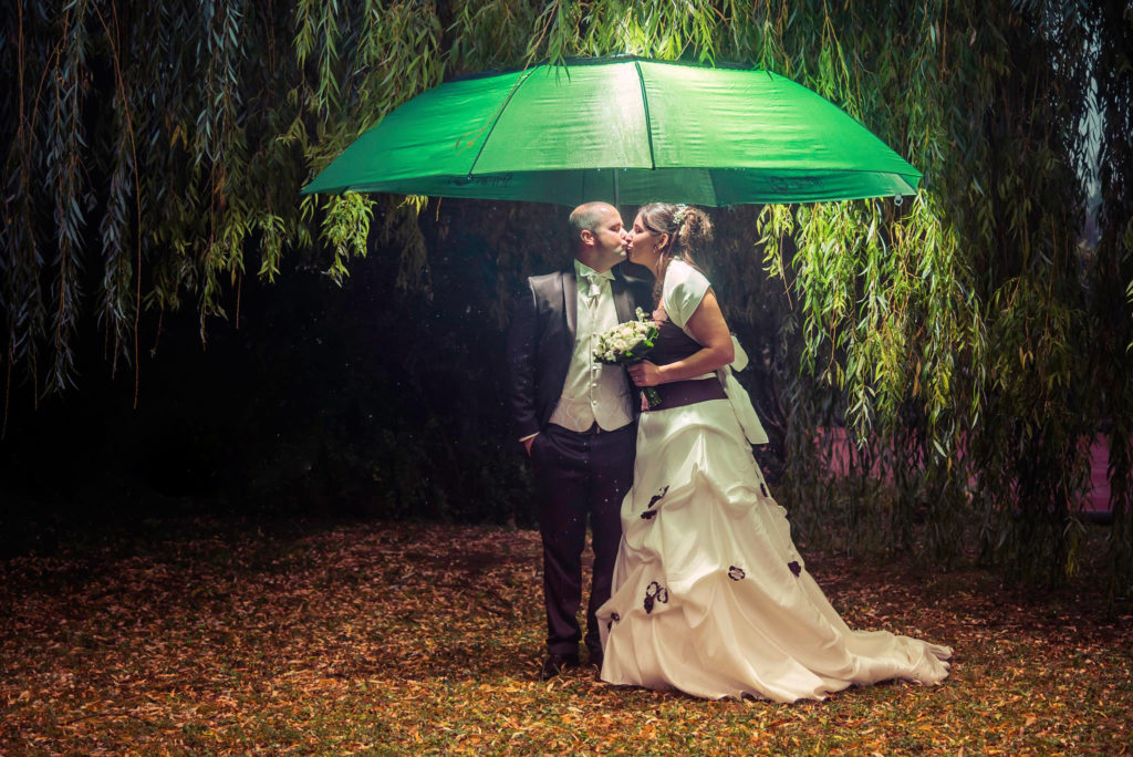 mariage parapluie homme femme