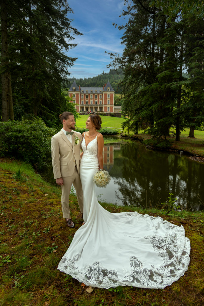 Photo de mariage devant lac et chateau