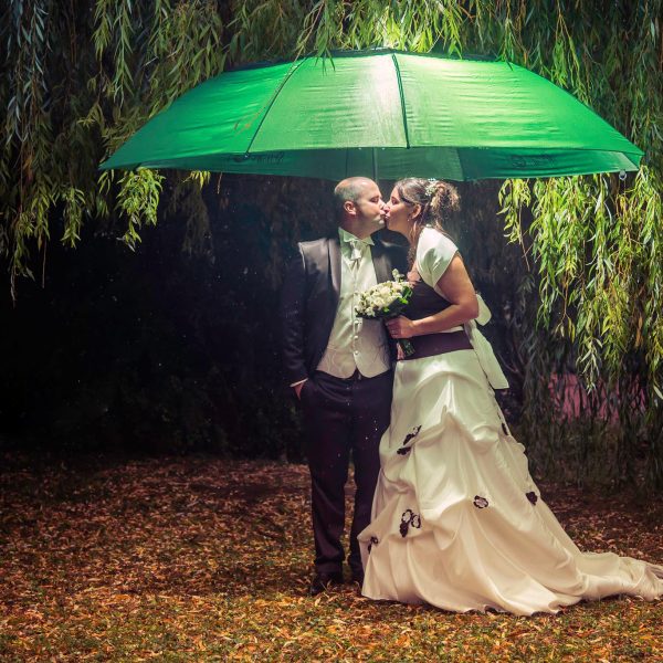 mariage parapluie homme femme